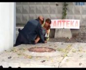 Бухая тёлка заставляет собутыльника полизать ей пизду